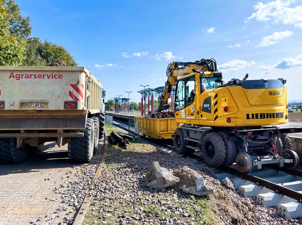 zweiwege-bagger-auf-gleiss-hinten