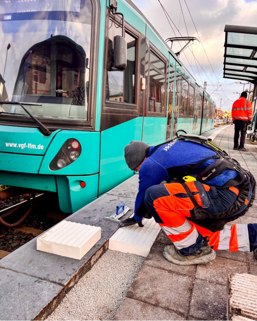 Verlegen der Rippenplatten am Bahnsteig